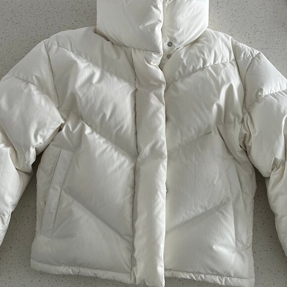 Aritzia Wilfred Cloud Puff Shorty Jacket in Matte Pearl White-2XS - Picture 3 of 6
